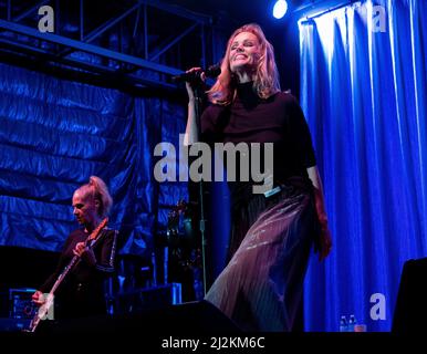 31. März 2022, San Diego, Kalifornien, USA: Belinda Carlisle, Die Sängerin der Rockband The Go-Go's tritt bei einem Konzert bei Humphreys Concerts by the Bay live auf. (Bild: © K.C. Alfred/ZUMA Press Wire Service) Stockfoto