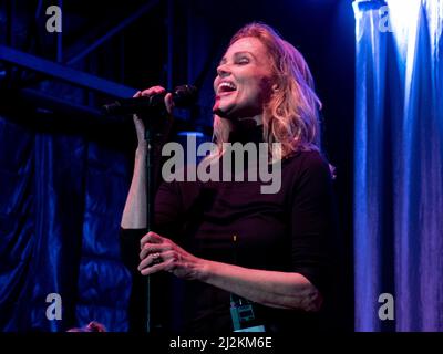 31. März 2022, San Diego, Kalifornien, USA: Belinda Carlisle, Die Sängerin der Rockband The Go-Go's tritt bei einem Konzert bei Humphreys Concerts by the Bay live auf. (Bild: © K.C. Alfred/ZUMA Press Wire Service) Stockfoto