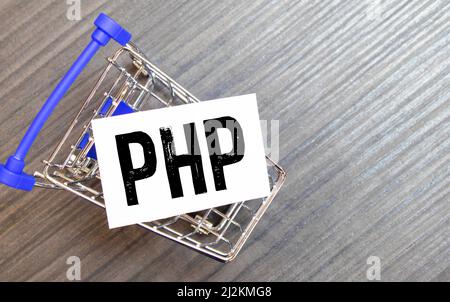 PHP Moderne Programmiersprache für Softwareentwicklung oder Anwendungskonzept, mehrfarbige Pfeile, die auf das Wort PHP im Zentrum des schwarzen ce verweisen Stockfoto