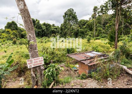 Privateigentum, kein Hinweisschild am Rand des Gunung Mulu Nationalparks, Malaysia Stockfoto