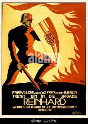 Ein deutsches Werbeplakat aus dem ersten Weltkrieg, 1914-1918, aus dem frühen 20.. Jahrhundert, zeigt ein Poster, das einen Soldaten zeigt, der ein Schwert und eine Schlinge mit dem Buchstaben R auf sich hält und vor Flammen steht. Text: Freiwillige mit allen Waffen sichern Berlin. In die Reinhard-Brigade eingesandten. Der Künstler war Helmuth Stockmann. Stockfoto