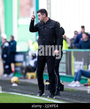 Edinburgh, Großbritannien. 02. Apr, 2022. Cinch Premiership - Hibernian FC / Dundee United FC 2/4/2022. Hibernian ist Gastgeber von Dundee Utd in der Cinch Premiership im Easter Road Stadium, Edinburgh, Midlothian, Großbritannien. Bild zeigt: Dundee Utd Head Coach, Tam Courts, Signale an seine Spieler aus der Seitenlinie Credit: Ian Jacobs/Alamy Live News Stockfoto