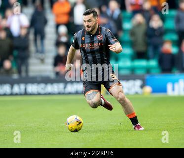 Edinburgh, Großbritannien. 02. Apr, 2022. Cinch Premiership - Hibernian FC / Dundee United FC 2/4/2022. Hibernian ist Gastgeber von Dundee Utd in der Cinch Premiership im Easter Road Stadium, Edinburgh, Midlothian, Großbritannien. Bild zeigt: Tony Watt, Dundee Utd, bringt den Ball nach oben. Quelle: Ian Jacobs/Alamy Live News Stockfoto