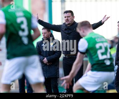 Edinburgh, Großbritannien. 02. Apr, 2022. Cinch Premiership - Hibernian FC / Dundee United FC 2/4/2022. Hibernian ist Gastgeber von Dundee Utd in der Cinch Premiership im Easter Road Stadium, Edinburgh, Midlothian, Großbritannien. Bild zeigt: Ein verärgerter Dundee Utd Head Coach, Tam Courts, lässt seine Gefühle bekannt werden. Quelle: Ian Jacobs/Alamy Live News Stockfoto