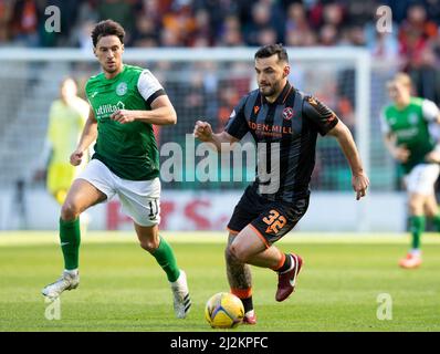 Edinburgh, Großbritannien. 02. Apr, 2022. Cinch Premiership - Hibernian FC / Dundee United FC 2/4/2022. Hibernian ist Gastgeber von Dundee Utd in der Cinch Premiership im Easter Road Stadium, Edinburgh, Midlothian, Großbritannien. Bild zeigt: HibsÕ Mittelfeldspieler Josh Campbell wird besser als HibsÕ Linksaußen, Joe Newell. Quelle: Ian Jacobs/Alamy Live News Stockfoto