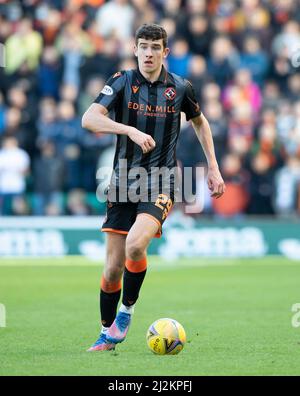 Edinburgh, Großbritannien. 02. Apr, 2022. Cinch Premiership - Hibernian FC / Dundee United FC 2/4/2022. Hibernian ist Gastgeber von Dundee Utd in der Cinch Premiership im Easter Road Stadium, Edinburgh, Midlothian, Großbritannien. Bild zeigt: Ross Graham, Verteidiger von Dundee Utd, bringt den Ball nach oben. Quelle: Ian Jacobs/Alamy Live News Stockfoto