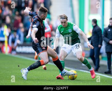 Edinburgh, Großbritannien. 02. Apr, 2022. Cinch Premiership - Hibernian FC / Dundee United FC 2/4/2022. Hibernian ist Gastgeber von Dundee Utd in der Cinch Premiership im Easter Road Stadium, Edinburgh, Midlothian, Großbritannien. Bild zeigt: Der Verteidiger von Dundee Utd, Ryan Edwards, tagt HibsÕ gegen den norwegischen Stürmer Elias Melkersen. Quelle: Ian Jacobs/Alamy Live News Stockfoto