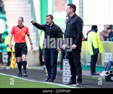 Edinburgh, Großbritannien. 02. Apr, 2022. Cinch Premiership - Hibernian FC / Dundee United FC 2/4/2022. Hibernian ist Gastgeber von Dundee Utd in der Cinch Premiership im Easter Road Stadium, Edinburgh, Midlothian, Großbritannien. Das Bild zeigt: HibsÕ-Manager Shaun Maloney ruft seinen Spielern Anweisungen zu. Quelle: Ian Jacobs/Alamy Live News Stockfoto