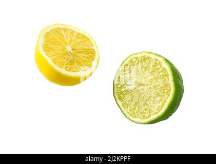 Zitronenscheibe, isoliert auf weißem Hintergrund mit Beschneidungspfad. Grüne Limette Zitrusfrüchte, Scheibe, Stück, Viertel. Stockfoto