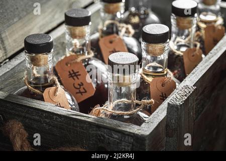 Guter und gealterter Cognac in altem Brennereilager. Bourbon mit Eis in einem Glas in der Brennerei. Stockfoto