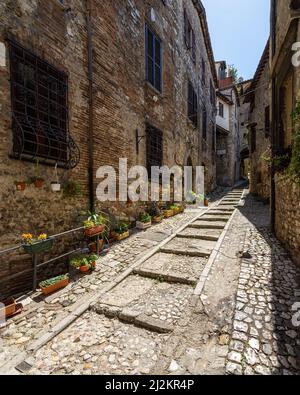 Eine Nahaufnahme einer typischen Gasse im historischen Zentrum von Narni Stockfoto