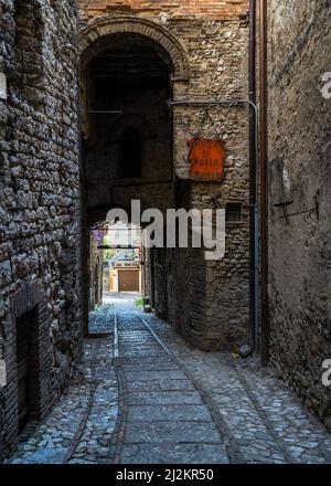 Eine Nahaufnahme einer typischen Gasse im historischen Zentrum von Narni Stockfoto