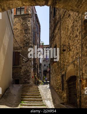 Eine Nahaufnahme einer typischen Gasse im historischen Zentrum von Narni Stockfoto