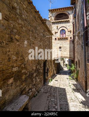 Eine Nahaufnahme einer alten Gasse in Narni in Umbrien, Italien Stockfoto