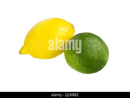 Zitrone, Limette isoliert auf dem weißen Hintergrund mit Schnittpfad. Limette, Zitrone Zitrusfrüchte. Stockfoto