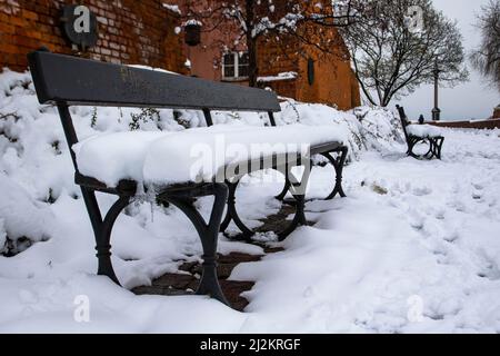 Warschau, Polen. 02. April 2022. Parkbänke zeigen, wie viel Schnee über Nacht gefallen war. Die Stadt Warschau wurde von einem frühen Schneefall im Frühjahr getroffen. (Foto von Ty O'Neil/SOPA Images/Sipa USA) Quelle: SIPA USA/Alamy Live News Stockfoto