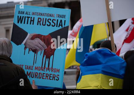 London, Großbritannien. 02. April 2022. Ein Protestler hält während der Demonstration ein Plakat. Die Proteste auf dem Londoner Trafalgar Square gingen in Solidarität mit dem Volk der Ukraine weiter, da der Krieg aufgrund der russischen Invasion weiter wüte. Kredit: SOPA Images Limited/Alamy Live Nachrichten Stockfoto