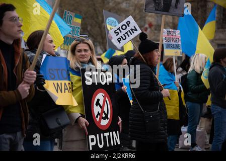 London, Großbritannien. 02. April 2022. Die Demonstranten drückten während der Demonstration ihre Meinungs-Plakate aus. Die Proteste auf dem Londoner Trafalgar Square gingen in Solidarität mit dem Volk der Ukraine weiter, da der Krieg aufgrund der russischen Invasion weiter wüte. Kredit: SOPA Images Limited/Alamy Live Nachrichten Stockfoto