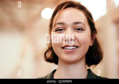 Wissen Sie, dass Sie alles sein können, was Sie wollen. Ausgeschnittene Aufnahme einer jungen Zimmermannin, die die Kamera anlächelt. Stockfoto