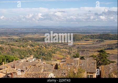 Blick auf alte Dächer, Hügel und Weinberge von der Altstadt Montepulciano, Toskana, Herbst in Italien Stockfoto