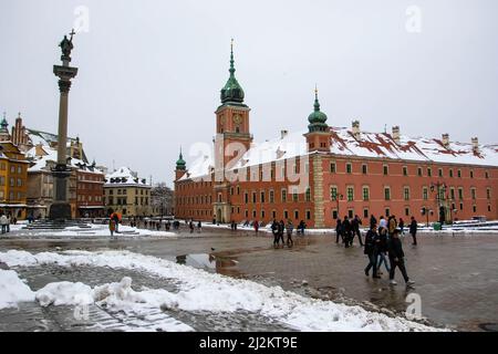 Warschau, Polen. 2. April 2022. Die Altstadt Warschaus war von Neuschnee bedeckt. Die Stadt Warschau wurde von einem frühen Schneefall im Frühjahr getroffen. (Bild: © Ty O'Neil/SOPA Images via ZUMA Press Wire) Stockfoto