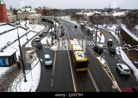 Warschau, Polen. 2. April 2022. Der Verkehr blieb trotz eines späten Schneefalls klar. Die Stadt Warschau wurde von einem frühen Schneefall im Frühjahr getroffen. (Bild: © Ty O'Neil/SOPA Images via ZUMA Press Wire) Stockfoto