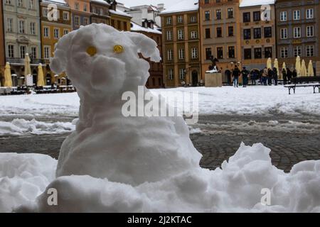 Warschau, Polen. 2. April 2022. Ein Schneehund mit Augenmünzen im Zentrum der Altstadt. Die Stadt Warschau wurde von einem frühen Schneefall im Frühjahr getroffen. (Bild: © Ty O'Neil/SOPA Images via ZUMA Press Wire) Stockfoto