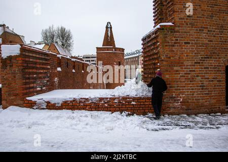 Warschau, Polen. 2. April 2022. Ein Mann schaufelt nach einem frühen Schneefall im Frühjahr Schnee zur Seite. Die Stadt Warschau wurde von einem frühen Schneefall im Frühjahr getroffen. (Bild: © Ty O'Neil/SOPA Images via ZUMA Press Wire) Stockfoto