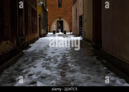 Warschau, Polen. 2. April 2022. Eine Nonne ragt nach einem Schneefall aus einer Kirche. Die Stadt Warschau wurde von einem frühen Schneefall im Frühjahr getroffen. (Bild: © Ty O'Neil/SOPA Images via ZUMA Press Wire) Stockfoto