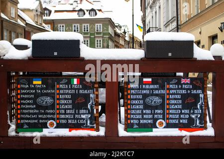 Warschau, Polen. 2. April 2022. Ein lokales Restaurant, das wegen des Zustroms von Flüchtlingen in die Region ein ukrainisches Menü hinzufügt. Die Stadt Warschau wurde von einem frühen Schneefall im Frühjahr getroffen. (Bild: © Ty O'Neil/SOPA Images via ZUMA Press Wire) Stockfoto