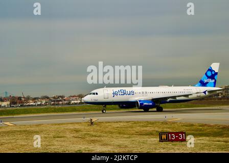 JetBlue-Flugzeug auf der Start- und Landebahn am Flughafen La Guardia bereit zum Start. Stockfoto