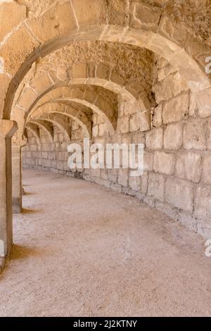 Aspendos. Die Säulengalerie über dem Auditorium-Theater des römischen Amphiteatre Aspendos, einer Touristenattraktion in Antalya, Türkei. Stockfoto