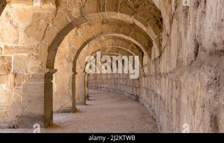 Aspendos. Die Säulengalerie über dem Auditorium-Theater des römischen Amphiteatre Aspendos, einer Touristenattraktion in Antalya, Türkei. Stockfoto