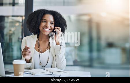Großartige Nachrichten zu hören, ist wirklich lohnend. Aufnahme einer jungen Geschäftsfrau, die an ihrem Schreibtisch einen Anruf entgegennimmt. Stockfoto