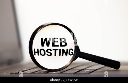 Konzeptbild der Lupe mit dem Wort WEBHOSTING. Stockfoto