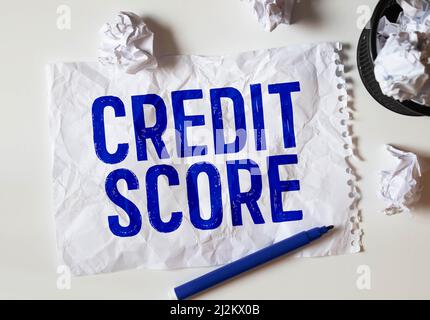 Handschriftlichen Text, Credit Score. Business Konzept schreiben die finanzielle Bewertung auf notepad Papier geschrieben, alte schwarze hölzerne Hintergrund in offic Stockfoto