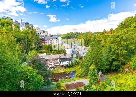 Das Beste des touristischen Dorfes Monschau, in den Hügeln der Nordeifel gelegen, im Naturpark hohes Venn – Eifel im engen Tal der Stockfoto