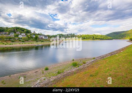 Rurberg und Rursee an einem schönen Tag im Sommer. Touristisches Wahrzeichen für Radfahrer, Wassersport und Hyking-Aktivitäten. Stockfoto