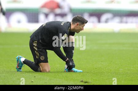 Freiburg, Deutschland. 02. Apr, 2022. firo 1.Bundesliga. 2021/2022 Fußball: Fuvuball: 04/02/2022 SC Freiburg - FC Bayern München München 1: 4 FCB Robert Lewandowski, schnürt seine Schuhe Credit: dpa/Alamy Live News Stockfoto