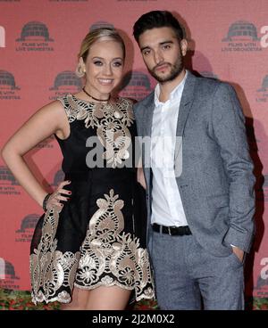 Aktenfoto vom 03/11/16 von Tom und Kelsey Parker in der Royal Albert Hall in London. Tausende von Pfund an Spenden sind innerhalb von nur 12 Stunden in eine Spendenaktion gegossen, die von der Witwe des gesuchten Stars Tom Parker eingerichtet wurde. Kelsey Parker hat am Samstag die GoFundMe-Seite erstellt, auf der Menschen Toms Erinnerung für immer durch Spenden für wohltätige Zwecke erhalten, anstatt Blumen und Karten zu senden. Die Seite übertraf innerhalb der ersten 12 Stunden ihr Ziel für £5.000, wobei bisher mehr als £10.000 erhöht wurden. Ausgabedatum: Samstag, 2. April 2022. Stockfoto