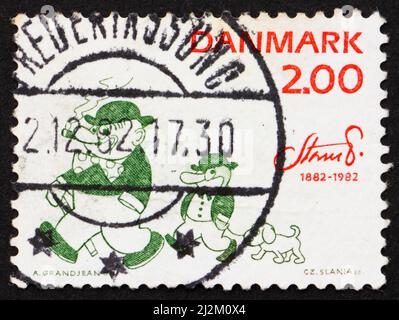 DÄNEMARK - UM 1982: Eine in Dänemark gedruckte Briefmarke zeigt Peter und Ping, den Pinguin von Robert Storm Petersen, Karikaturist und Humorist, Storm P., Cir Stockfoto