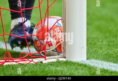 Freiburg, Deutschland. 02. April 2022. Liga Ball im Spiel SC FREIBURG - FC BAYERN MÜNCHEN 1-4 1.Deutsche Fußballliga am 2. April 2022 in Freiburg, Deutschland. Saison 2021/2022, Spieltag 28, 1.Bundesliga, FCB, München, 28.Spieltag. FCB, © Peter Schatz / Alamy Live News - die DFL-VORSCHRIFTEN VERBIETEN DIE VERWENDUNG VON FOTOGRAFIEN als BILDSEQUENZEN und/oder QUASI-VIDEO - Quelle: Peter Schatz/Alamy Live News Stockfoto