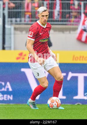 Freiburg, Deutschland. 02. April 2022. Nico Schlotterbeck, BRD 4 im Spiel SC FREIBURG - FC BAYERN MÜNCHEN 1-4 1.Deutsche Fußballliga am 2. April 2022 in Freiburg, Deutschland. Saison 2021/2022, Spieltag 28, 1.Bundesliga, FCB, München, 28.Spieltag. FCB, © Peter Schatz / Alamy Live News - die DFL-VORSCHRIFTEN VERBIETEN DIE VERWENDUNG VON FOTOGRAFIEN als BILDSEQUENZEN und/oder QUASI-VIDEO - Quelle: Peter Schatz/Alamy Live News Stockfoto