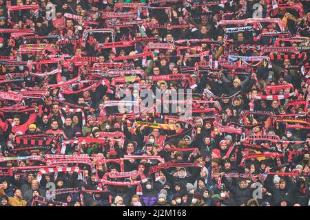 Freiburg, Deutschland. 02. April 2022. Freiburg Fans im Spiel SC FREIBURG - FC BAYERN MÜNCHEN 1-4 1.Deutsche Fußballliga am 2. April 2022 in Freiburg, Deutschland. Saison 2021/2022, Spieltag 28, 1.Bundesliga, FCB, München, 28.Spieltag. FCB, © Peter Schatz / Alamy Live News - die DFL-VORSCHRIFTEN VERBIETEN DIE VERWENDUNG VON FOTOGRAFIEN als BILDSEQUENZEN und/oder QUASI-VIDEO - Quelle: Peter Schatz/Alamy Live News Stockfoto