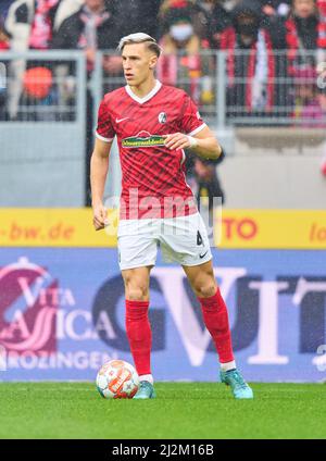 Freiburg, Deutschland. 02. April 2022. Nico Schlotterbeck, BRD 4 im Spiel SC FREIBURG - FC BAYERN MÜNCHEN 1-4 1.Deutsche Fußballliga am 2. April 2022 in Freiburg, Deutschland. Saison 2021/2022, Spieltag 28, 1.Bundesliga, FCB, München, 28.Spieltag. FCB, © Peter Schatz / Alamy Live News - die DFL-VORSCHRIFTEN VERBIETEN DIE VERWENDUNG VON FOTOGRAFIEN als BILDSEQUENZEN und/oder QUASI-VIDEO - Quelle: Peter Schatz/Alamy Live News Stockfoto