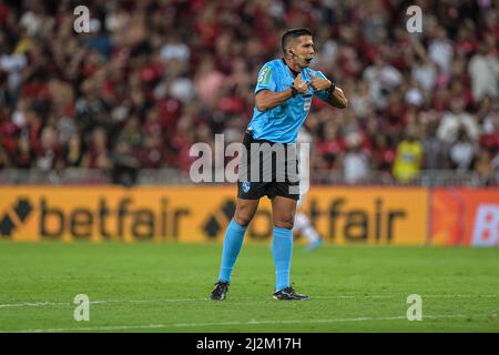 Rio De Janeiro, Brasilien. 02. April 2022. RJ - Rio de Janeiro - 02/04/2022 - CARIOCA 2022 FINALE, FLUMINENSE X FLAMENGO - Schiedsrichter Bruno ArLeu de Araujo während eines Spiels zwischen Fluminense und Flamengo im Maracana Stadion für die Carioca 2022 Meisterschaft. Foto: Thiago Ribeiro/AGIF Quelle: AGIF/Alamy Live News Stockfoto