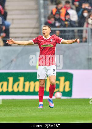 Freiburg, Deutschland. 02. April 2022. Maximilian Eggestein, BRD 8 im Spiel SC FREIBURG - FC BAYERN MÜNCHEN 1-4 1.Deutsche Fußballliga am 2. April 2022 in Freiburg, Deutschland. Saison 2021/2022, Spieltag 28, 1.Bundesliga, FCB, München, 28.Spieltag. FCB, © Peter Schatz / Alamy Live News - die DFL-VORSCHRIFTEN VERBIETEN DIE VERWENDUNG VON FOTOGRAFIEN als BILDSEQUENZEN und/oder QUASI-VIDEO - Quelle: Peter Schatz/Alamy Live News Stockfoto