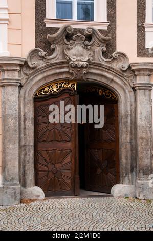 Gebrochener Giebelbalken, geschnitzte Holztüren und zarter goldener filagree in Kutná Hora, Tschechische Republik. Stockfoto