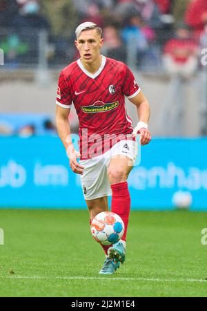Freiburg, Deutschland. 02. April 2022. Nico Schlotterbeck, BRD 4 im Spiel SC FREIBURG - FC BAYERN MÜNCHEN 1-4 1.Deutsche Fußballliga am 2. April 2022 in Freiburg, Deutschland. Saison 2021/2022, Spieltag 28, 1.Bundesliga, FCB, München, 28.Spieltag. FCB, © Peter Schatz / Alamy Live News - die DFL-VORSCHRIFTEN VERBIETEN DIE VERWENDUNG VON FOTOGRAFIEN als BILDSEQUENZEN und/oder QUASI-VIDEO - Quelle: Peter Schatz/Alamy Live News Stockfoto