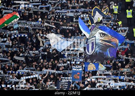 Roma, Italien. 02. April 2022. Lazio-Fans jubeln während des Fußballspiels der Serie A zwischen SS Lazio und Sassuolo Calcio im Olimpico-Stadion in Rom (Italien) am 2.. April 2022 an. Foto Andrea Staccioli/Insidefoto Kredit: Insidefoto srl/Alamy Live News Stockfoto